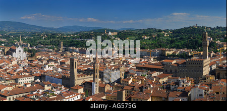Panorama di vista aerea di Firenze del Sud dal Campanile torre campanaria di Santa Maria del Fiore Basilica Cattedrale Toscana Italia Foto Stock