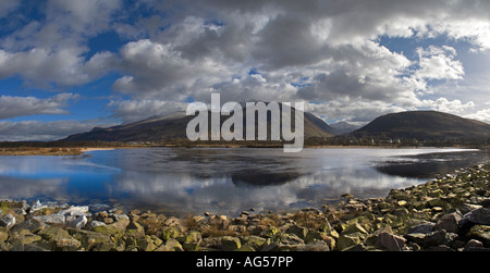 Ben Nevis e Cow collina panoramica, vista da Caol, vicino a Fort William, Scotland, Regno Unito Foto Stock