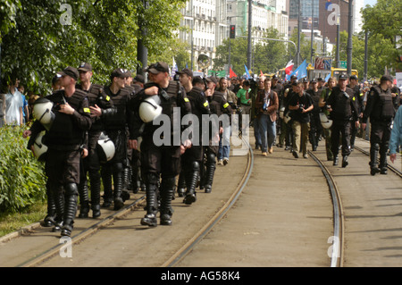 La sicurezza della polizia antisommossa durante la Gay Pride Parade 2006 a Varsavia in Polonia, proteggendo contro gli skinhead di estrema destra nelle strade urbane. Foto Stock