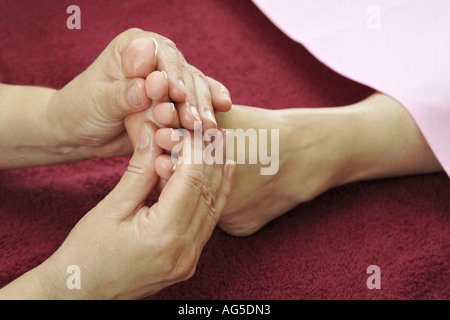 Giovane donna di ottenere un massaggio ai piedi Foto Stock