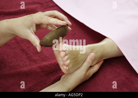 Giovane donna di ottenere un massaggio ai piedi Foto Stock