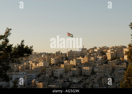 Una vista di Amman con il palo di Raghadan eretto sui terreni del Palazzo di Raghadan presso il complesso reale di al-Maquar. In Amman Jordan Foto Stock