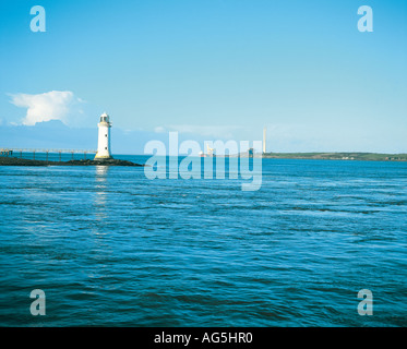 Fascia costiera di faro sulla irlandesi più lungo fiume/estuario del mare Foto Stock