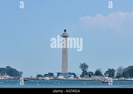 Perry Memorial e barche a mettere nella baia a sud Bass Isola Ohio Foto Stock