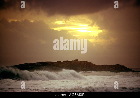 India Kerala Kovalam Lighthouse Beach monsone tramonto sul mare mosso Foto Stock