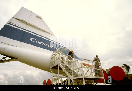 Regno Unito Inghilterra Cambridgeshire Duxford i visitatori del museo a coda di Concorde 001 Foto Stock
