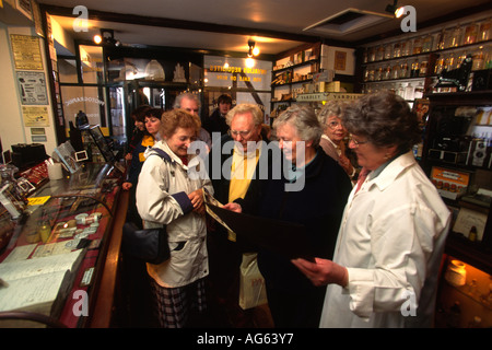 Regno Unito Inghilterra Devon Plymouth casa di mercanti i visitatori del museo in farmacia Foto Stock