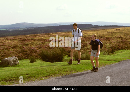 Dartmoor Devon walkers su due mori modo vicino Bennetts Cross Foto Stock