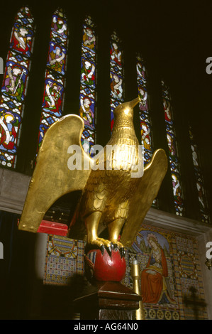 Devon Ottery St Mary Chiesa Parrocchiale cappella dedicata alla Vergine del XIII secolo Eagle leggio Foto Stock