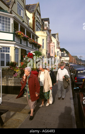 Devon Sidmouth visitatori sulla spianata Foto Stock