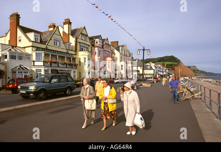 Devon Sidmouth visitatori sul lungomare Foto Stock