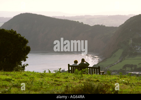 Devon Sidmouth visitatori rilassante sulla collina di Salcombe panchina Foto Stock
