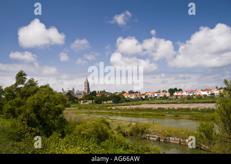 Vista di Noirmoutier-en-l'Ile attraverso i letti di sale (Marais de Müllembourg), Ile de Noirmoutier, della Vandea, Pays de la Loire, Francia Foto Stock