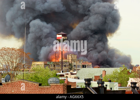 Grande Fuoco. Greenpoint, Brooklyn, New York, STATI UNITI D'AMERICA del 2 maggio 2006. Foto Stock