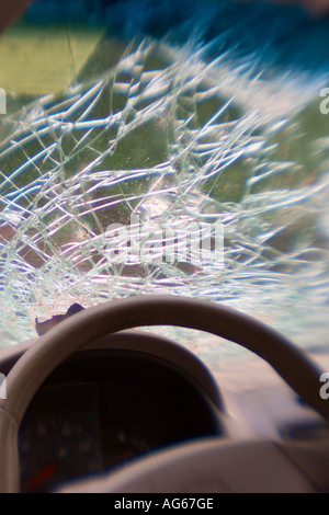 In frantumi il parabrezza dopo l incidente di auto, New York, Stati Uniti d'America Foto Stock