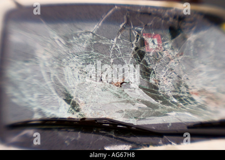 In frantumi il parabrezza dopo l incidente di auto, New York, Stati Uniti d'America Foto Stock