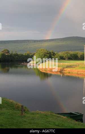 Tempo piovoso; nuvole di arcobaleno e tempeste sul fiume Spey, Crowdale, Speyside, Scozia, Regno Unito Foto Stock