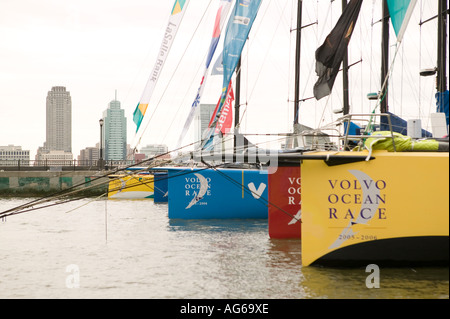 Volvo Ocean Race yacht ormeggiati nel North Cove in New York City USA Maggio 2006 Foto Stock