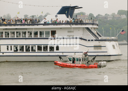 Un US Coast Guards barca accompagnatrici di una piccola nave da crociera sul fiume Hudson in New York City Maggio 2006 Foto Stock