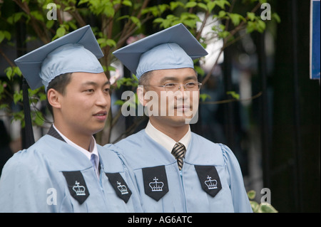 Asian diplomati scuola di indossare il costume e schede di malta di frequentare la classe giorno presso la Columbia College di New York City USA Maggio 2006 Foto Stock
