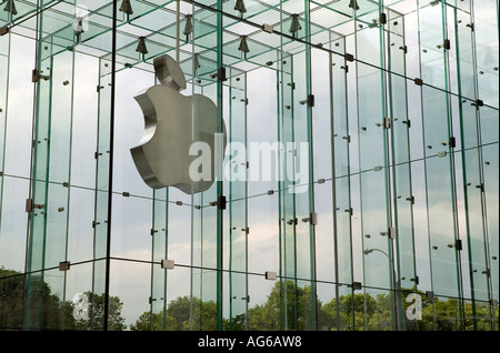 Invertito il logo Apple presso il vetro Apple store sulla Fifth Avenue a New York City USA Maggio 2006 Foto Stock