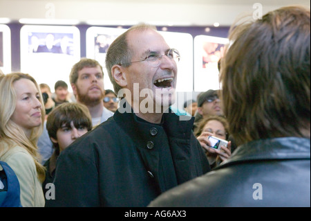 Steve Jobs ride come sua moglie Laurene Powell guarda nel negozio Apple Store sulla Quinta Avenue in New York City USA 19 Maggio 2006 Foto Stock