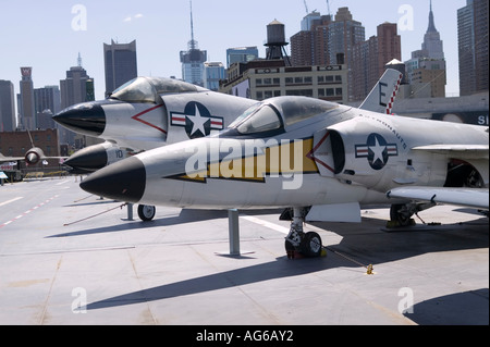 Jet da combattimento a bordo della Intrepid nave museo in New York City USA Maggio 2006 Foto Stock