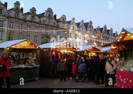 Mercato di Natale Grand Place Arras Francia del nord Europa Foto Stock