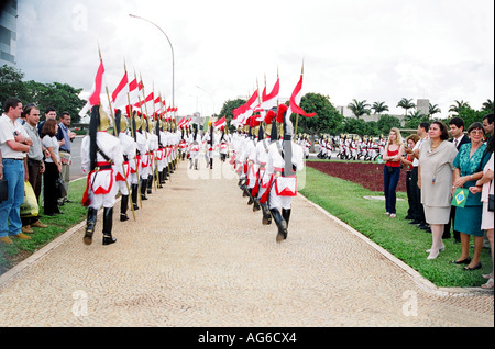 Con i capelli lunghi guardia presidenziale di fronte al Palazzo Presidenziale a Brasilia - BRASILE Foto Stock