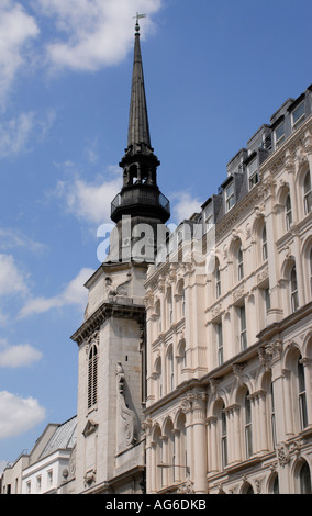 La torre e la guglia della chiesa di St Martin entro Ludgate Ludgate Hill City of London REGNO UNITO 23 Giugno 2006 Foto Stock