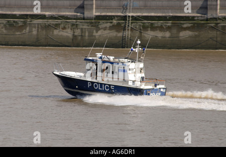 Un fiume in barca di polizia accelera il Tamigi verso Blackfriars Bridge City of London REGNO UNITO 28 Giugno 2006 Foto Stock