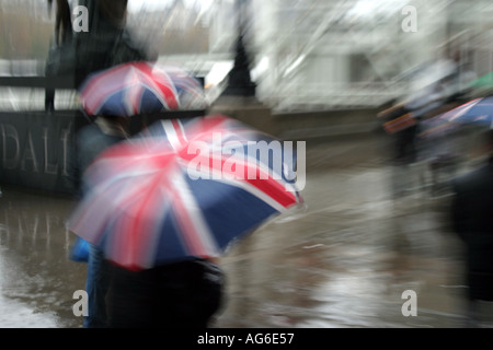 Unione Jack ombrello sotto la pioggia sulla riva sud del fiume Tamigi a Londra Foto Stock