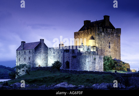 EILEAN DONAN CASTLE AL TRAMONTO IN ESTATE illuminata da proiettori Foto Stock