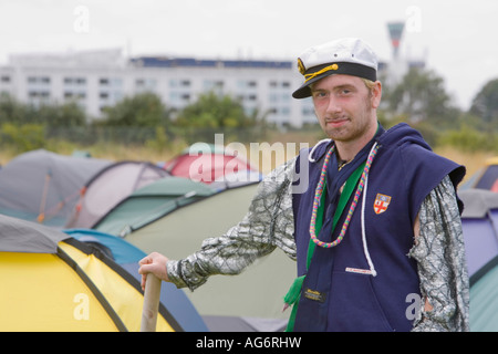 Un protestor presso il clima camp il sito di protesta, protestando circa l'impatto sul cambiamento climatico dall' aeroporto di Heathrow Foto Stock