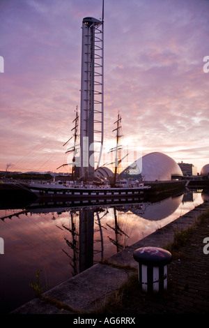 La Tall Ship Stavros S Niarchos Ormeggiato accanto al Science Centre Glasgow a sunrise di Glasgow, Scozia. Foto Stock