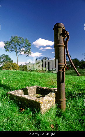 Regno Unito Gloucestershire poco Barrington pompa del villaggio con K6 casella Telefono dietro Foto Stock