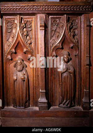 Regno Unito Suffolk Blythburgh chiesa della Santa Trinità Royal figure scolpite nel borgo medievale di Stallo corale Foto Stock