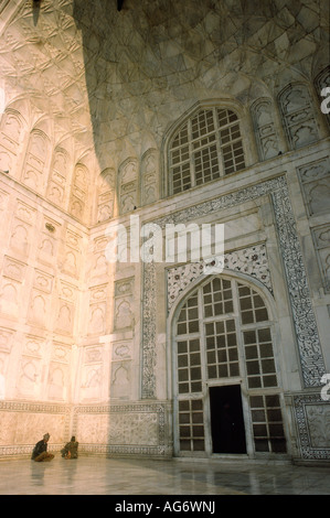 India Uttar Pradesh Agra Taj Mahal ingresso dettaglio con due uomini che mostra vastissima scala Foto Stock