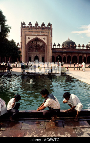 India Uttar Pradesh Fatehpur Sikri religione Jami Masjid adoratori impresa abluzioni rituali Foto Stock