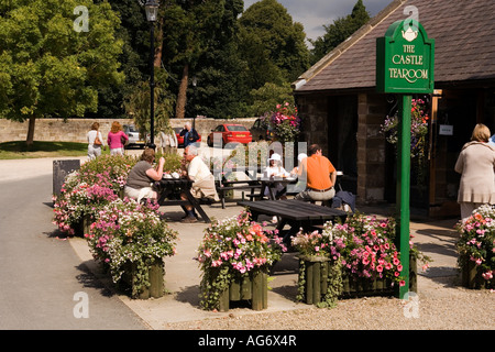 Regno Unito Yorkshire Nidderdale Ripley Castle sala da tè visitatori gustando il tè del pomeriggio con il sole Foto Stock