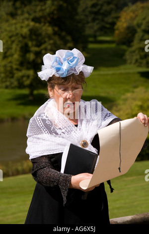 Regno Unito Yorkshire Nidderdale Ripley Castello intrattenimento storico sulla terrazza donna vestito in costume Vittoriano Foto Stock