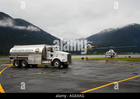 Petro Marine Services carrello l'erogazione di combustibile al SER Juneau Alaska Foto Stock