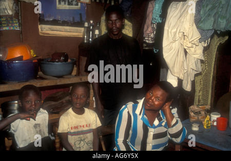 Famiglia nella valle di Mathare a Nairobi in Kenya. Foto Stock