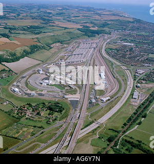 Vista aerea guardando a sud dell'Eurotunnel Terminal a Folkestone, Regno Unito. Il canale in lingua inglese può essere visto in lontananza. Foto Stock