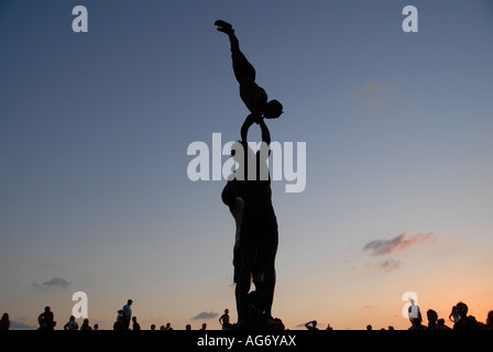 Giovani uomini africani di eseguire il bilanciamento handstand in Banana beach batteristi anche spiaggia come il loro equilibrio al di sopra di ogni altro a Tel Aviv Israele Foto Stock