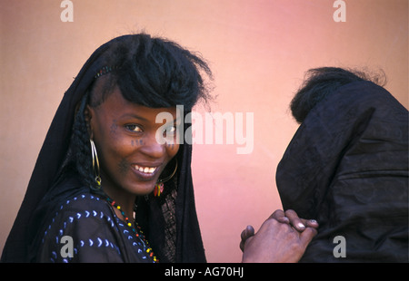Il Niger nei pressi di Agadez donne di Wodaabe trib in Abbigliamento tradizionale Foto Stock