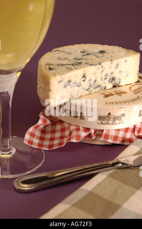 Primo piano di formaggio Camembert e bicchiere di vino bianco Foto Stock