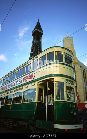 Blackpool tradizionale tram con la torre visibile dietro il Lancashire England Regno Unito Foto Stock