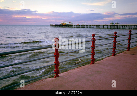 Vista di Blackpool North Pier Lancashire Inghilterra dalla promenade Foto Stock