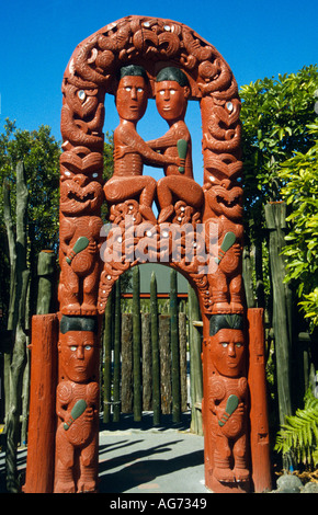 Maori carving in ingresso alla Riserva Termale di Whakarewarewa Rotorua Isola del nord della Nuova Zelanda Foto Stock